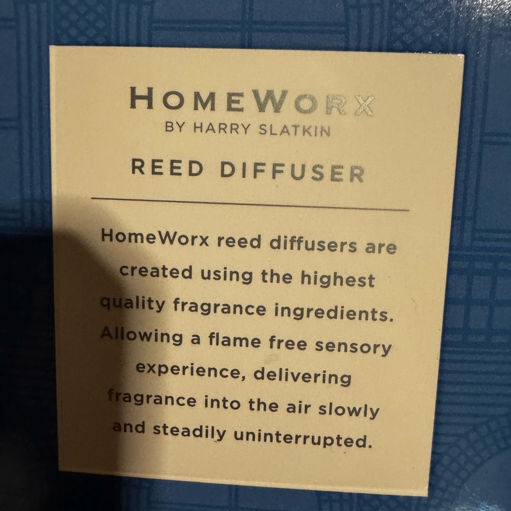 Frosted Mistletoe Reed Diffuser - Blue - Picture 3 of 9